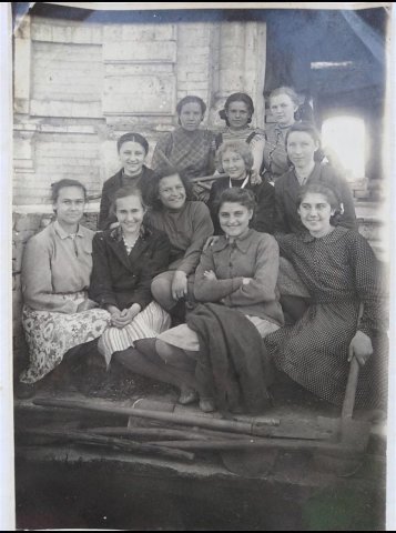Ученики 8 класса школы №10, классный руководитель Комарова Юлия Вениаминовна, 16.04.1950 год 