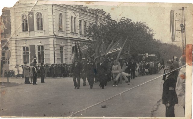 Праздничное шествие.  В первом ряду справа Яков Михеевич Семенюта.