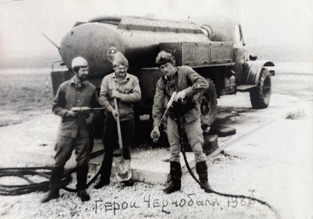 Сухарев Александр Васильевич (1-й слева, житель станицы Старонижестеблиевской)