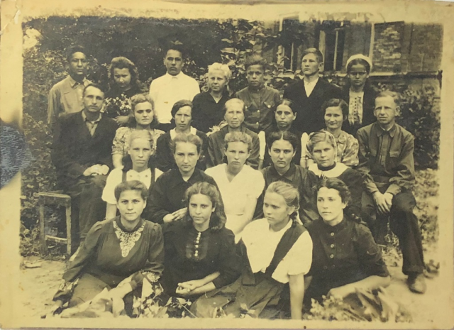 На фотографии выпускники школы №10 (ныне школа №1) станицы Красноармейской, 1945 год