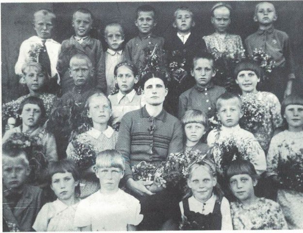 На снимке ученики 2 «А» класса школы № 6, учитель Задорожняя Антонина Матвеевна, 20 мая 1948 год.