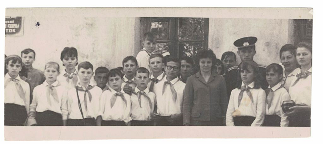 Пионеры школы-интернат с Юрием Федоренко (сын Героя Советского Союза Василия Федоренко, похороненного в станице Полтавской), осень 1969 года