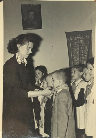 Член бригады коммунистического труда повязывает галстук мальчику воспитаннику школы-интернат, 70-е годы