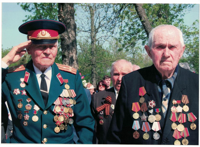 Ветераны ВОВ, Нарыжняк В.Г. и Ноздрачев Н.Ф. в парке, 9 мая 2007 г.