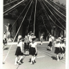 Танец с лентами, исполняемый детьми в пионерской форме на центральной площади ст.Полтавской