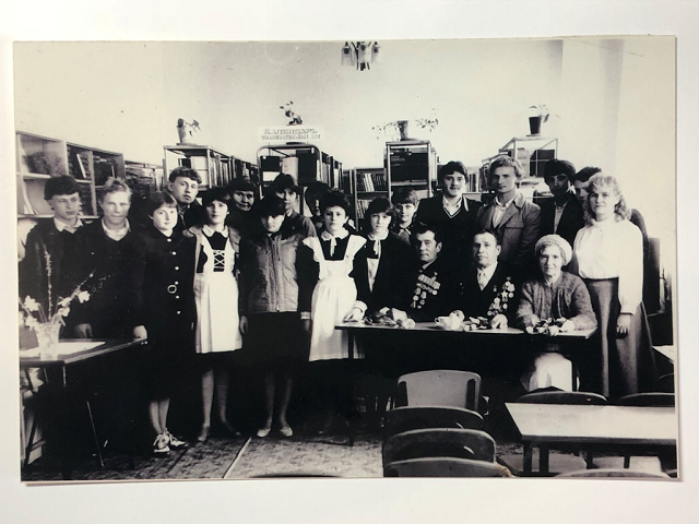 На фотографии клуб книголюбов «Литературные встречи» школы №1, май 1985 год