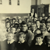 В актовом зале школы-интернат сидят дети младших классов в школьной форме, проходит встреча с инженером - оператором а/л "Ленин", 70-е годы