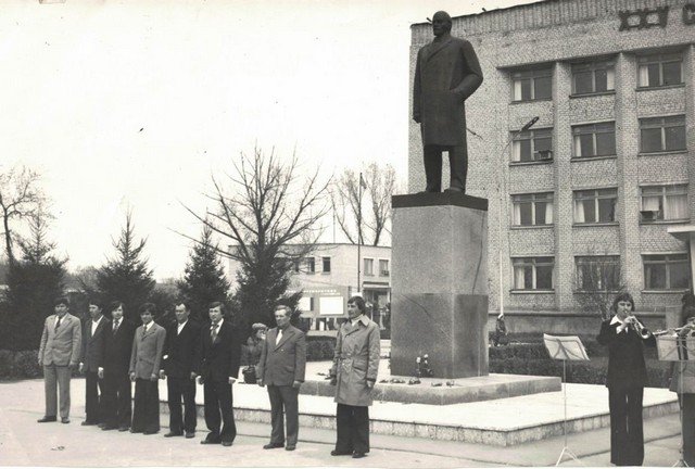 У памятника Ленину,1976 год
