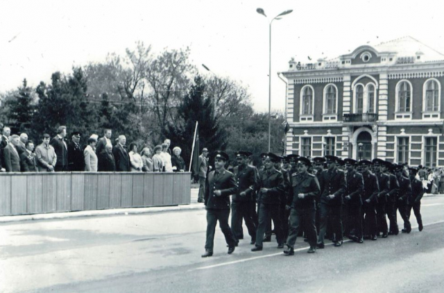 Этот торжественный парад ко Дню Победы прошёл по улице Красной районного центра. 70- 80 ХХ века.