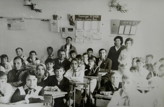 На данном снимке учащиеся школы № 1 и их родители.