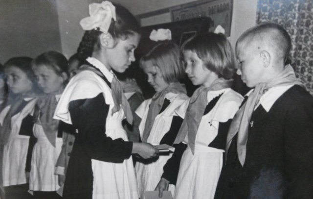 Вручение пионерских книжек ученикам, принятым в пионеры, 70-е годы, школа - интернат.