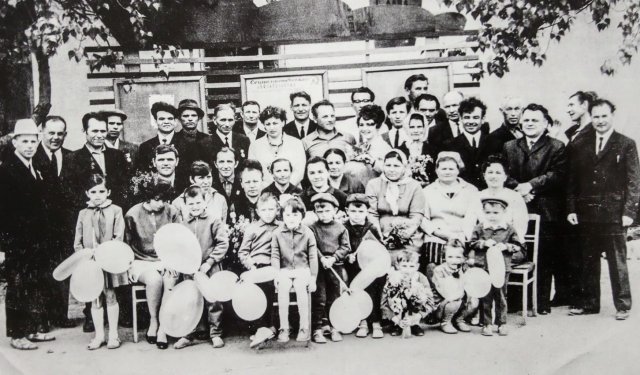 Специалисты колхоза с семьями перед выходом на Первомайскую демонстрацию, 70 – е гг.