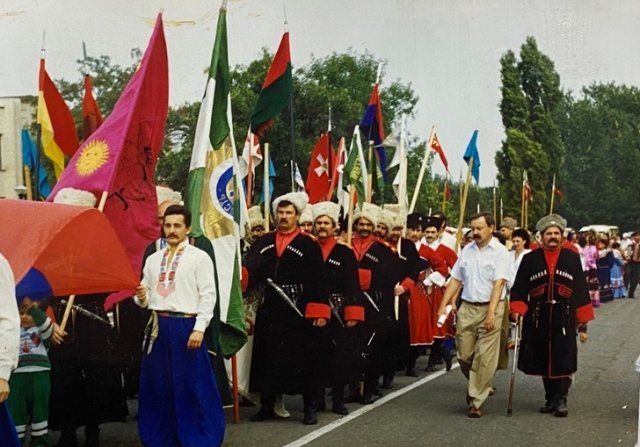 Праздничное шествие колонны по ул.Красной.Начало 2000-х г.г.