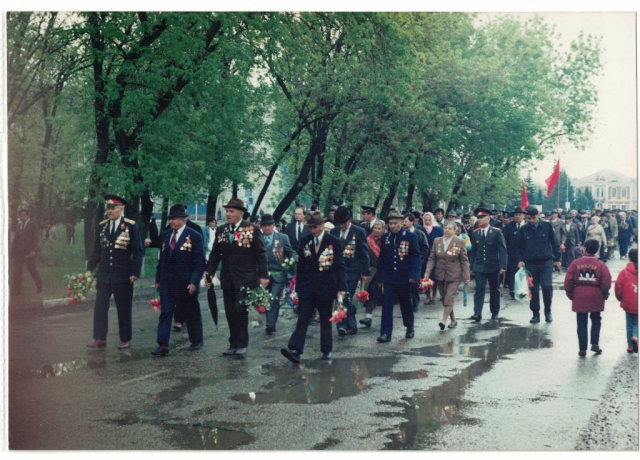Ветераны ВОВ района идут колонной по ул. Красной в сторону парка, в день празднования 50-ти летия Победы, 1995 год