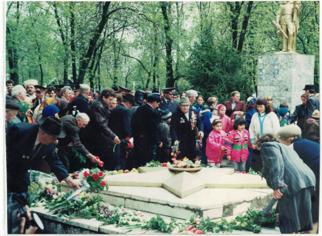 Возложение цветов к "Вечному огню" в день 50-ти летия Победы, 9 мая 1995 год.