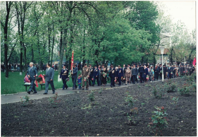 Изюмов Иван Иванович в костюме с наградами в парке, 2000 год