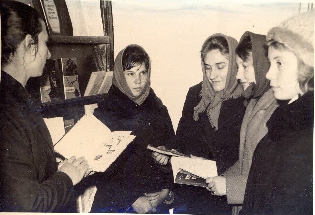 Библиотекарь Нина Григорьевна Савченко с читателями