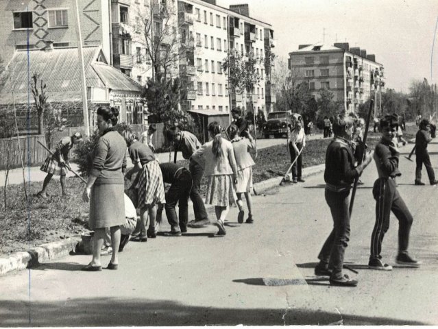 Ученики СОШ№6 на субботнике по ул. Ленина