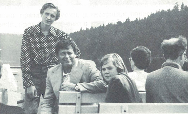 Юннаты СОШ №4 на экскурсии в ГДР в 1978г. вместе со своим руководителем Кобзаревым Л. А.