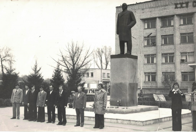 У памятника В.Ленину